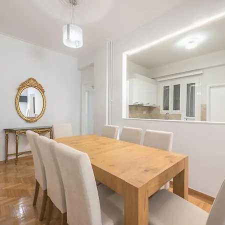 Victoria Apartment *
